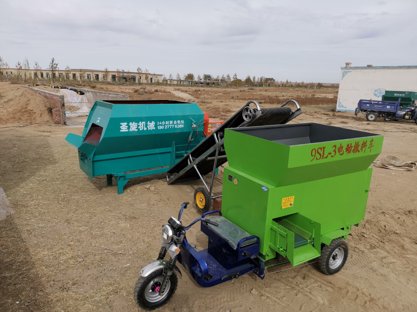 遼寧客戶購買飼料攪拌機和撒料車